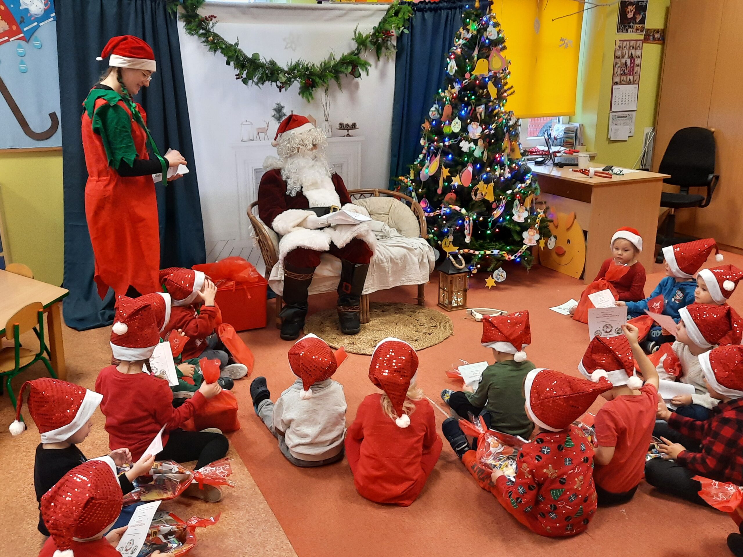Wizyta św. Mikołaja w szkole i Przedszkolu w Mezowie