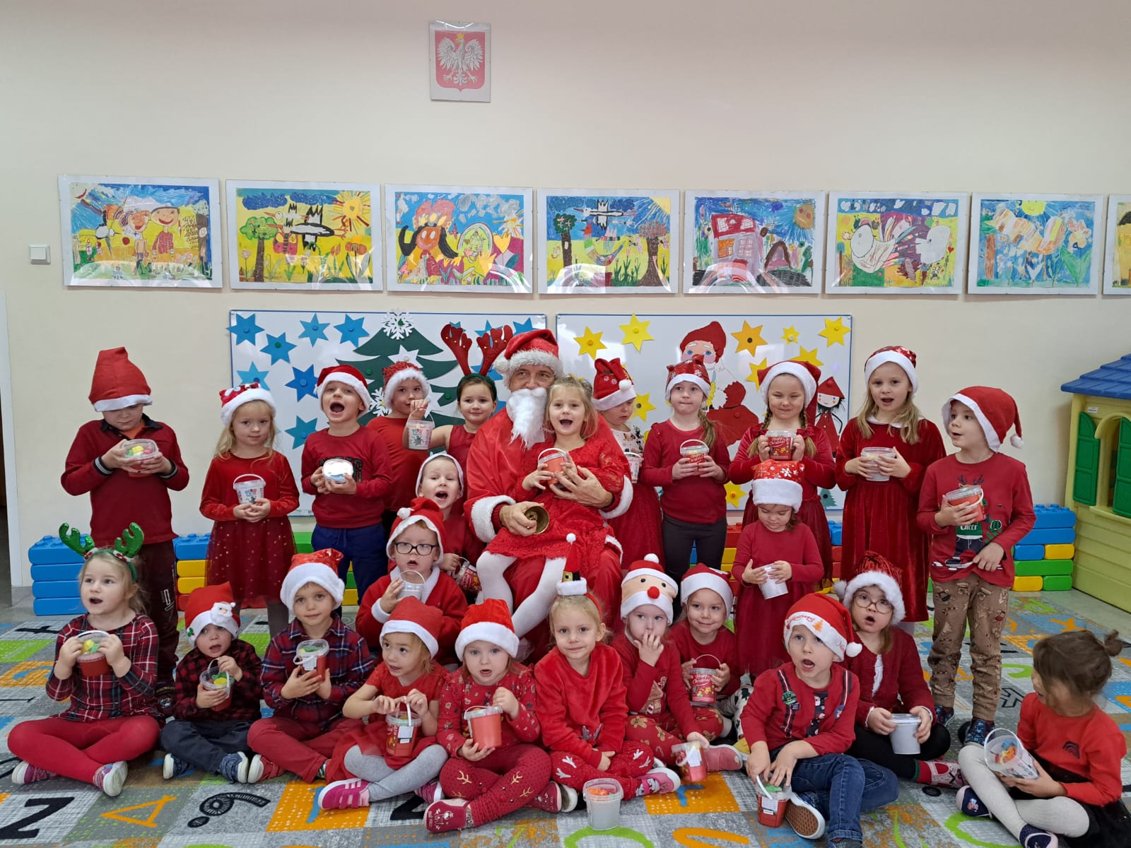 Spotkanie przedszkolaków z Mikołajem