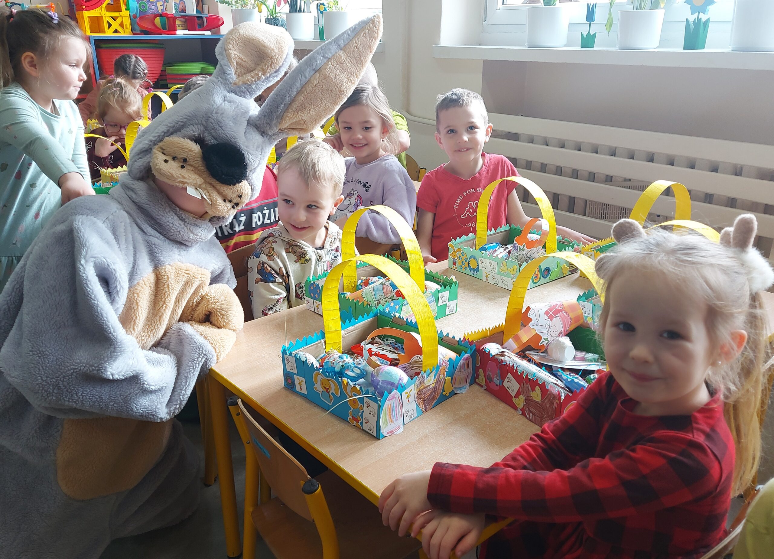 Zabawy integracyjne z Zającem Wielkanocnym w Dzierżążnie