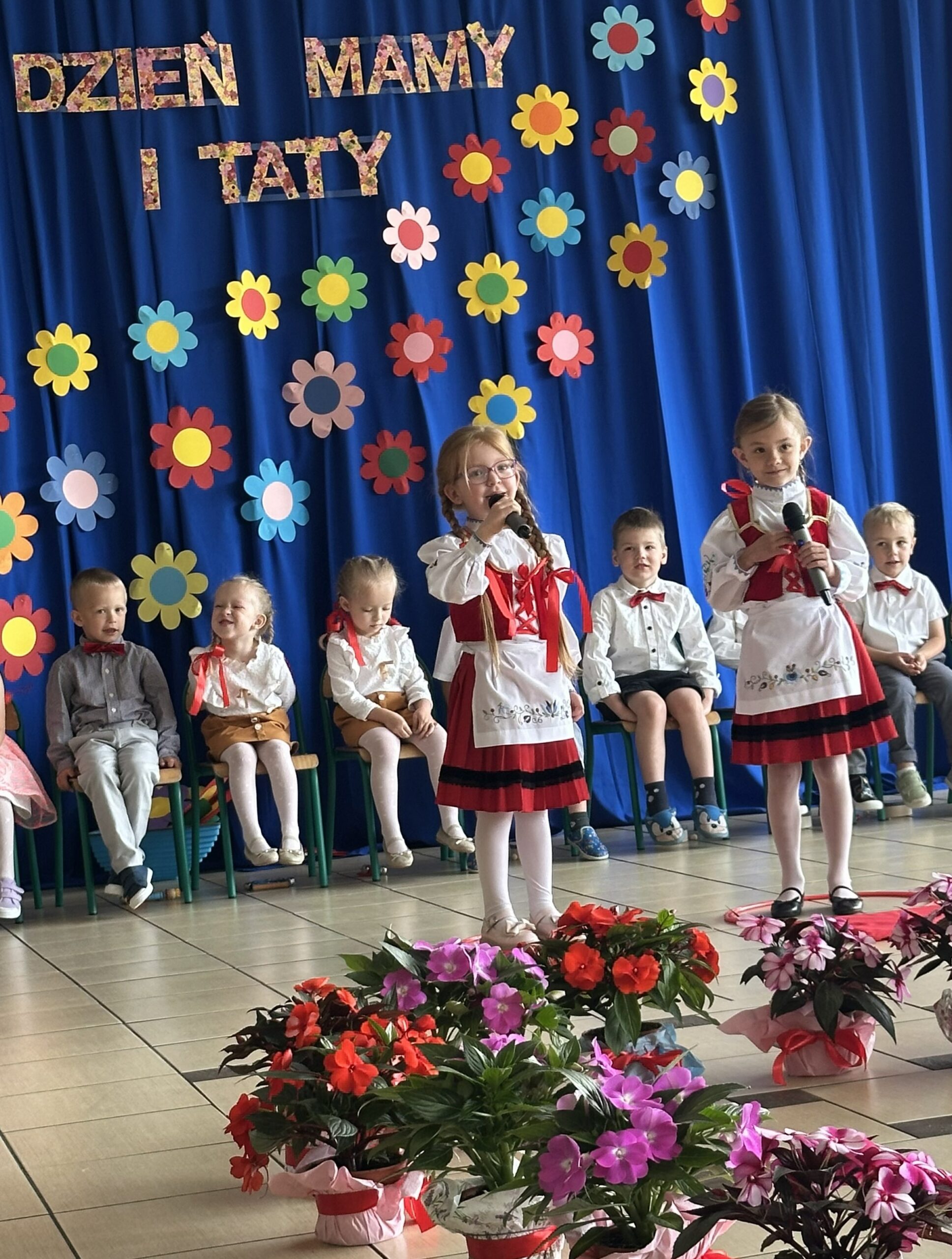Uroczystość z okazji Dnia Mamy i Taty „Rodzinny Świat” w Przedszkolu w Dzierżążnie